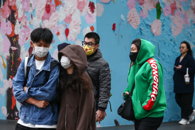 天氣明顯轉涼，高雄女子觀察到，已有不少人開始穿羽絨衣。（圖／示意圖，記者鄧博仁攝影）
