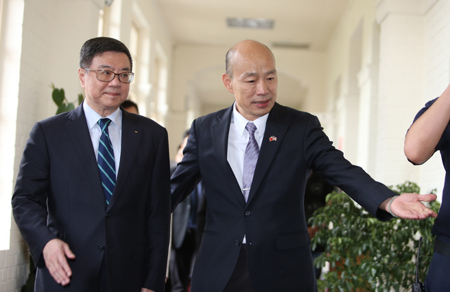 明年度中央政府总预算遭在野党联手退回立法院程序委员会，为化解僵局，立法院长韩国瑜搭起对话平台，原在4日晚上邀请朝野共进「和解饭」，未料行政院3日晚间以「颱风救灾优先」为由喊停，目前确定改为11日中午登场。图为行政院长卓荣泰（左）、立法院长韩国瑜（右）。（资料照／姚志平摄）