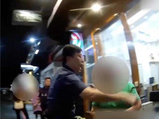 台中市陈姓与林姓母女在北区租用店面经营髮廊，6日傍晚与房东罗姓女子疑似因租赁期限问题爆发衝突、大打出手，遭警方依伤害罪嫌移送台中地检署侦办。（民眾提供／潘虹恩台中传真）