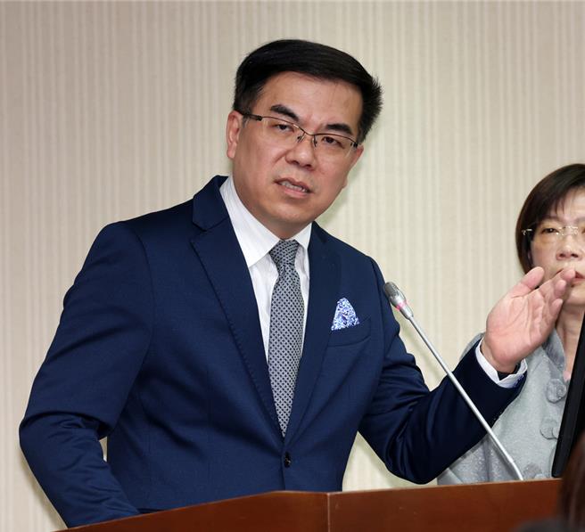 环境部长彭启明7日指出，他承诺推动台版CBAM，预计明年要求水泥、钢筋进口须试申报碳足迹，会尽快实施，不过涉及多部会、需通报WTO等，需要点时间才能完成整个制度。（本报资料照片）