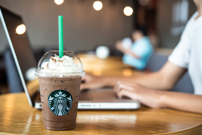 星巴克周三（9日）推出大杯以上饮品买一送一，含星冰乐。（示意图：shutterstock／达志）