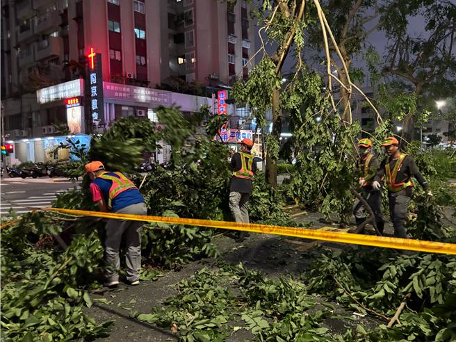 高市清潔隊員夜間搶通道路。（高市環保局提供）