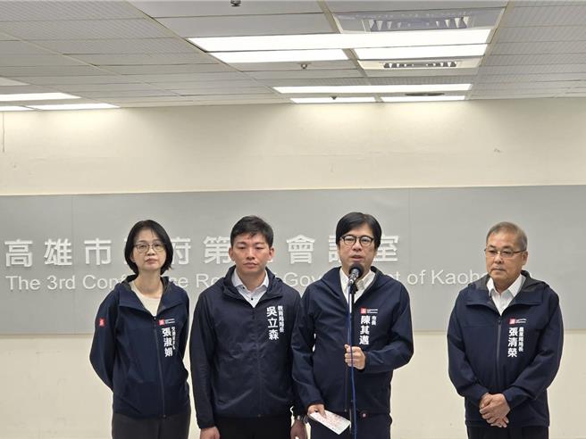 高雄市長陳其邁今（7）日受訪時透露，農漁損累計破億元。而市區主要交通幹道已陸續搶通。（柯宗緯攝）