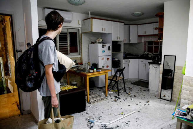 画面为真主党火箭弹6日击中海法后，一栋建筑物内残骸散落。（路透社）