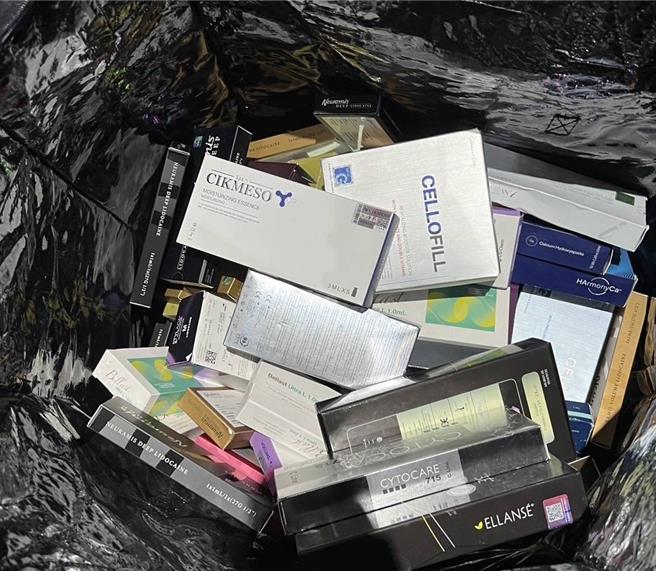 彭姓女子为首的不法密医集团涉袭从大陆进口仿冒的医疗器材及药品从事密医行为，危害国人的健康。桥头地检署调查与审理后认为首嫌彭女有逃亡、勾串之虞，因此向桥头地院声押获准禁见。图为专案小组起出的证物。（翻摄照片／林瑞益高雄传真）