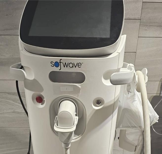 彭姓男子为首的不法密医集团涉袭从大陆进口仿冒的医疗器材及药品从事密医行为，危害国人的健康。桥头地检署调查与审理后认为首嫌彭男有逃亡、勾串之虞，因此向桥头地院声押获准禁见。图为专案小组起出的医美仪器证物。（翻摄照片／林瑞益高雄传真）