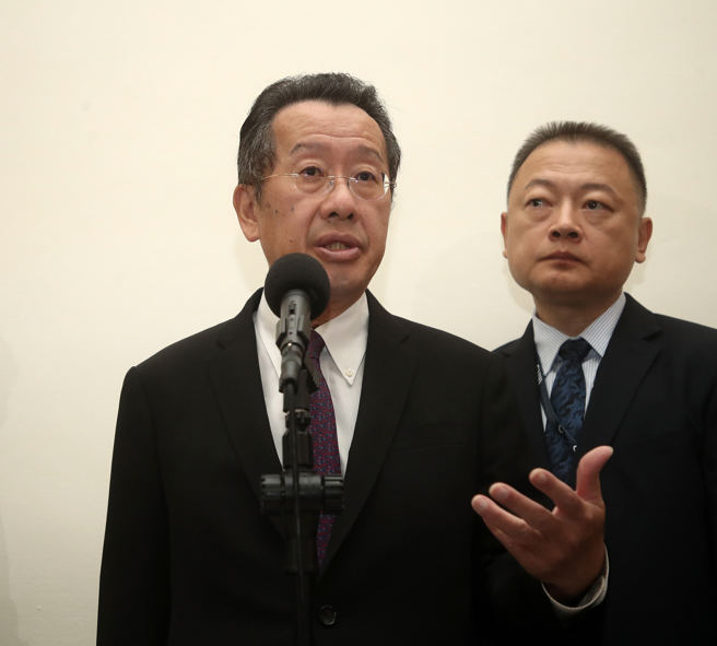 立法院外交及国防委员会7日邀请国防部长顾立雄（中）报告「台美国防工业会议成效及合作现况与未来展望」、「针对美国军火商雷神对台军售涉虚报军售价格情事及后续因应及精进作为」，顾立雄于会前受访。（刘宗龙摄）