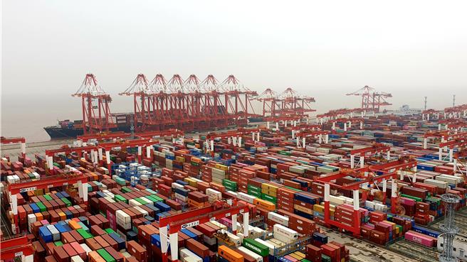 世界银行全球港口效率排名：中国排第1、美国排第53。图为上海洋山港四期无人化智慧码头。（蓝孝威摄）