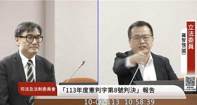 國民黨立委羅智強（右）質詢司法院代理祕書長黃麟倫。（國會頻道）