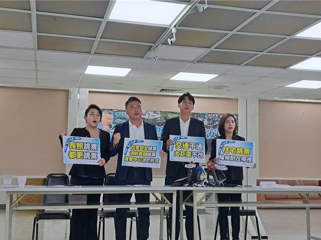 台灣民眾黨台北市議會黨團7日於議會大樓舉行「今日柯文哲，明日蔣萬安，小心迴力鏢」記者會，與會出席台北市民眾黨議員林珍羽（左起）、張志豪、陳宥丞、黃瀞瑩。（温予菱攝）