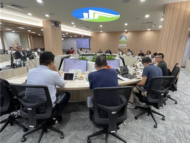 环境部7日举办第6次碳费费率审议会，审议A、B优惠费率。（蔡佩珈摄）