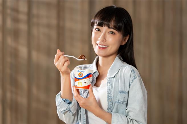 麦当劳29日前推「阿华田脆酷冰炫风」，单点69元。（麦当劳提供／朱世凯台北传真）
