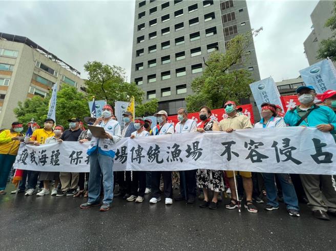 2022年9月25日 ，由钓鱼台教育协会与宜兰县渔民权益协会主办「讨海护渔保钓」抗议活动，百余人齐聚日本臺湾交流协会前，郑重表达钓鱼台自古至今属于我国固有领土，不容日本侵占。（钓鱼台教育协会提供／林志成台北传真）