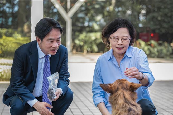 送上宠物大礼包！蔡赖会面畅谈狗狗经。（总统府提供）