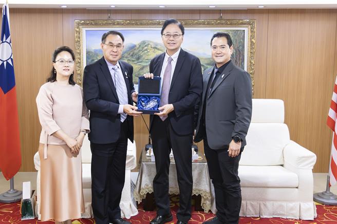 总会长陈世修回赠具德州牛仔风情的水晶马靴造型摆件。(秘书处提供／蔡依珍桃园传真)