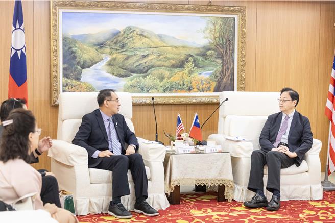 总会长陈世修提及，此次回台主要是参加国庆盛事，也特别到达拉斯郡的姊妹市桃园市来拜会。(秘书处提供／蔡依珍桃园传真)