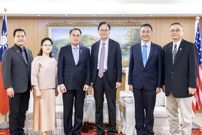 北美洲台湾商会联合总会长陈世修7日拜会桃园市长张善政会后合影。(秘书处提供／蔡依珍桃园传真)