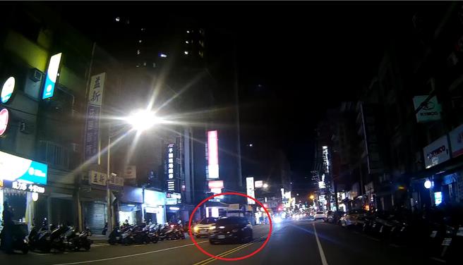 員警發現自小客車沒開大燈，好心攔下提醒。（警方提供）