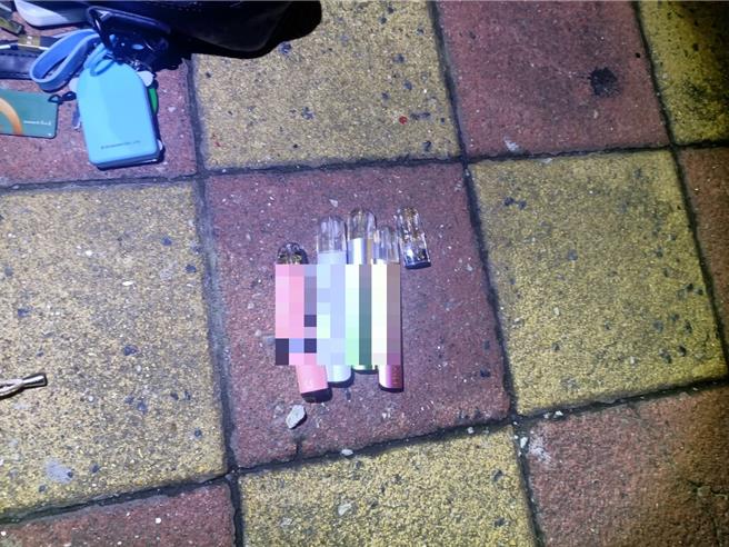 員警從後座腳踏墊上查獲喪屍菸彈。（警方提供）