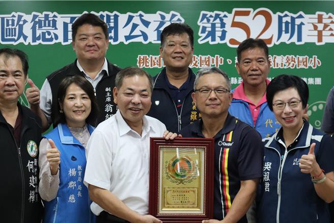 新竹县副县长陈见贤（前左三）7日到信势国小参与图书馆落成启用仪式。（邱立雅摄）