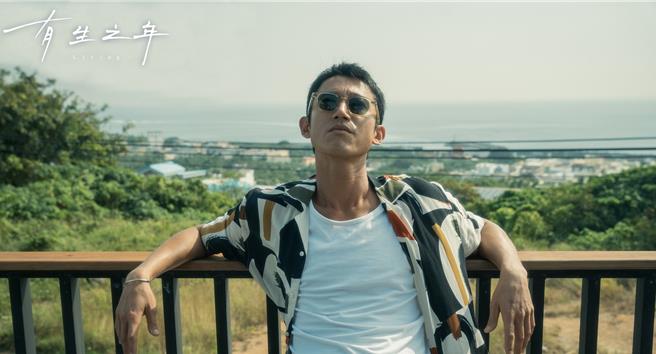 看似簡單的花襯衫 卻讓吳慷仁更貼近角色。（TVBS提供）