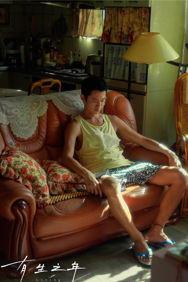 吳慷仁腳上的人字拖頗具巧思。（TVBS提供）