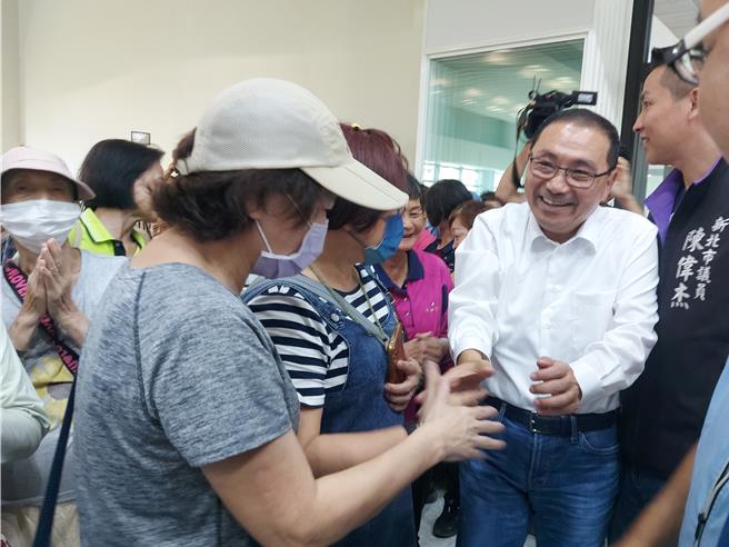 新北市长侯友宜（右三）7日出席淡水区崁顶市民活动中心启用典礼。（张铠乙摄）