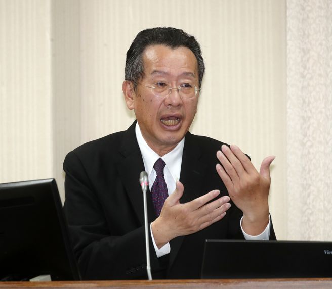 立法院外交及国防委员会7日邀请国防部长顾立雄（见图）报告「台美国防工业会议成效及合作现况与未来展望」、「针对美国军火商雷神对台军售涉虚报军售价格情事及后续因应及精进作为」。（刘宗龙摄）