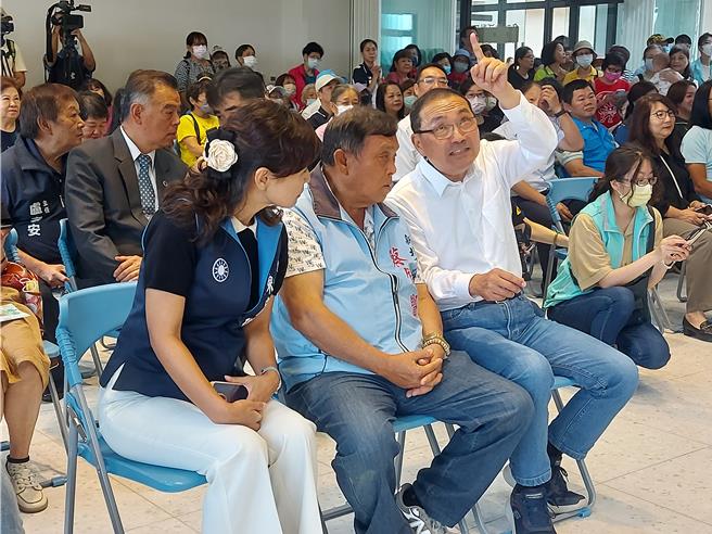 新北市長侯友宜（前排左三）7日出席淡水區崁頂市民活動中心啟用典禮。（張鎧乙攝）