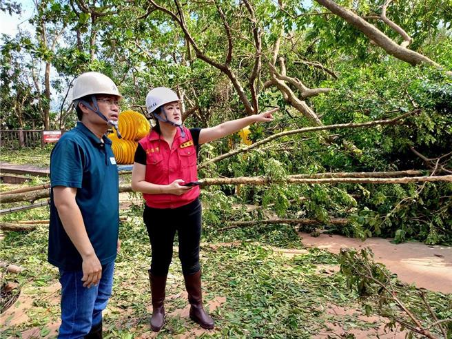 高雄寿山动物园灾情惨重，高市观光局长高闵琳视察灾情发现，园内许多树木倾倒、展场玻璃破裂，就连办公室屋顶也被吹落等惨况。（高市观光局提供）