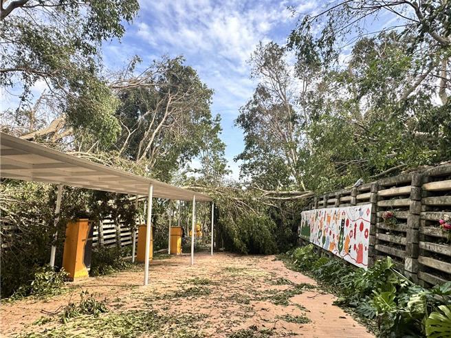 高雄寿山动物园灾情惨重，力拚10／10重新开园。（高市观光局提供）