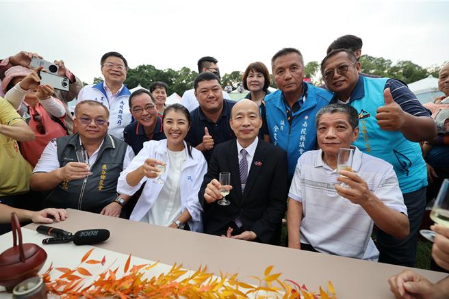 立法院长韩国瑜6日出席南投世界茶业博览会千人茶会，吸引10万2000多人造访，创下当日逛展人潮最高纪录。（南投县政府提供／杨静茹南投传真）