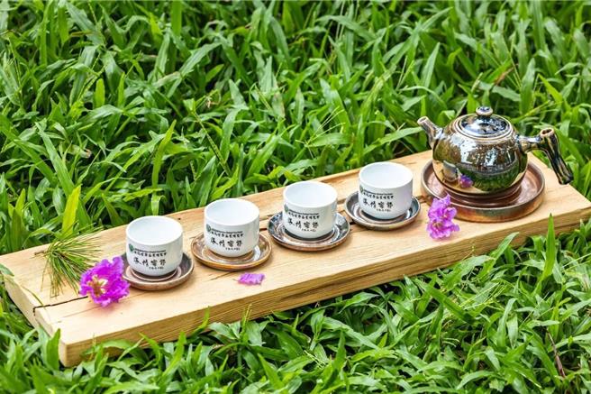 双十国庆日将在中兴新村大操场举行升旗典礼，出席民眾若身上有国旗造型装扮，获赠限量的茶博纪念杯。（南投县政府提供／杨静茹南投传真）