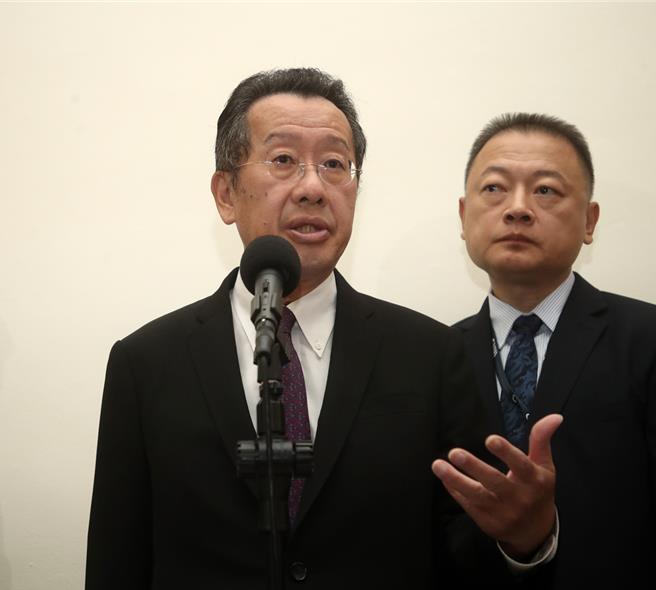 立法院外交及国防委员会7日邀请国防部长顾立雄（中）报告「台美国防工业会议成效及合作现况与未来展望」、「针对美国军火商雷神对台军售涉虚报军售价格情事及后续因应及精进作为」，顾立雄于会前受访。（刘宗龙摄）