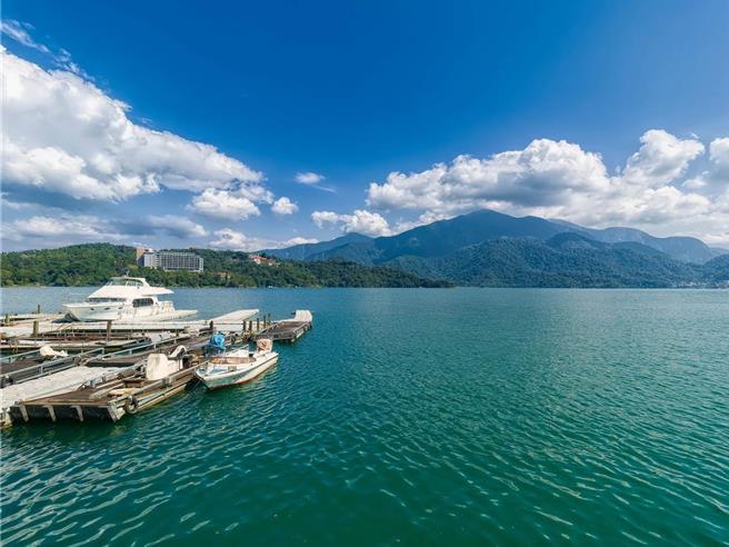 台湾高铁「国旅联票」推出「搭高铁．游南投，吃喝玩乐通通有」专案优惠，11月23日前透过5大合作平台订购日月潭旅游商品，即享加购高铁车票85折的优惠。（高铁提供／陈佑诚台北传真）