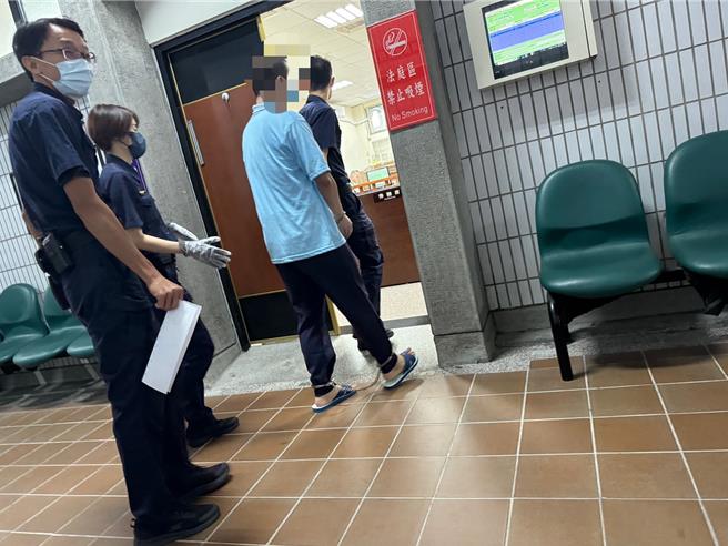 前刑事局三线二星警政监林明佐涉贪逾4451万元案，台中地检署依贪污、赌博等罪起诉32人。全案7日上午9点半首度开庭，先由在押的博弈集团洪姓、李姓干部应讯；李姓干部负责刚谷公司第三方支付「onepaid（万付通）」营运，但他否认涉洗钱等罪。（潘虹恩摄）