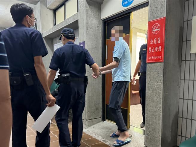 前刑事局三线二星警政监林明佐涉贪逾4451万元案，台中地检署依贪污、赌博等罪起诉32人。全案7日上午9点半首度开庭，先由在押的博弈集团洪姓、李姓干部应讯；洪姓干部仅承认涉赌博，洗钱、组织犯罪等均否认。（潘虹恩摄）