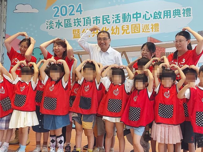 新北市长侯友宜（后排中）与学童合影。（张铠乙摄）