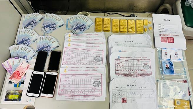 海山分局逮捕詐騙集團車手，當場查扣6大4小金塊。（警方提供）