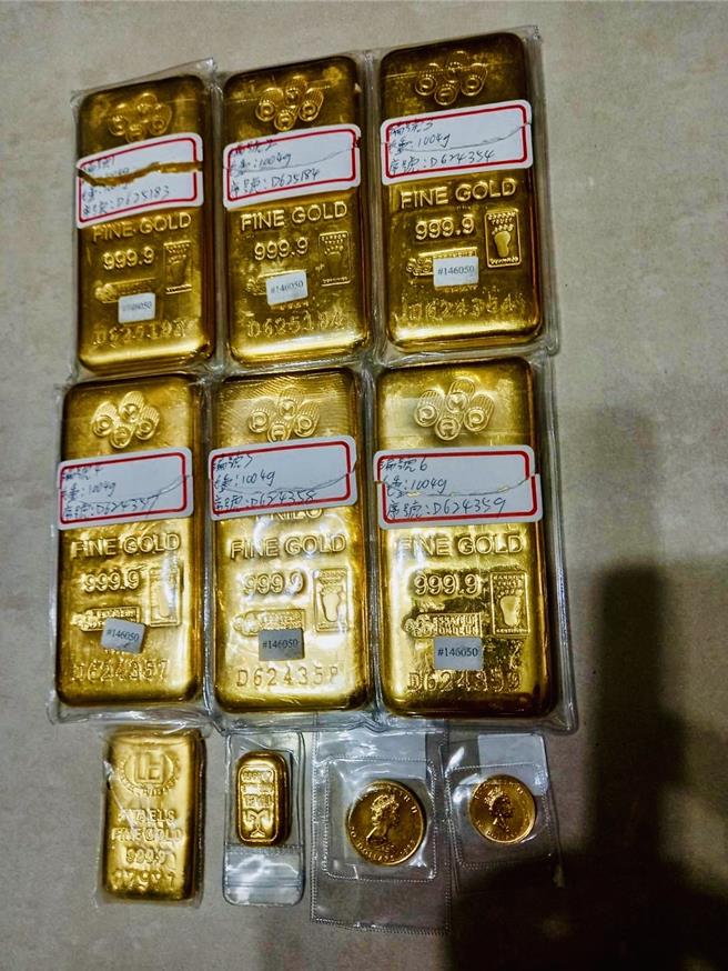 海山分局逮捕詐騙集團車手，當場查扣6大4小金塊。（警方提供）