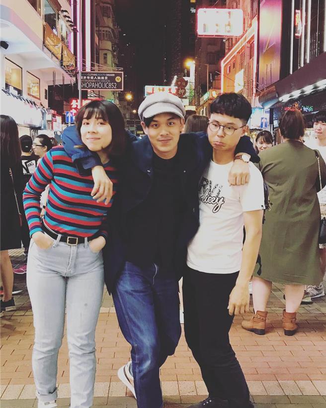 告五人2018年首度到香港参加音乐节活动演出时在街头合影。（相信音乐提供）