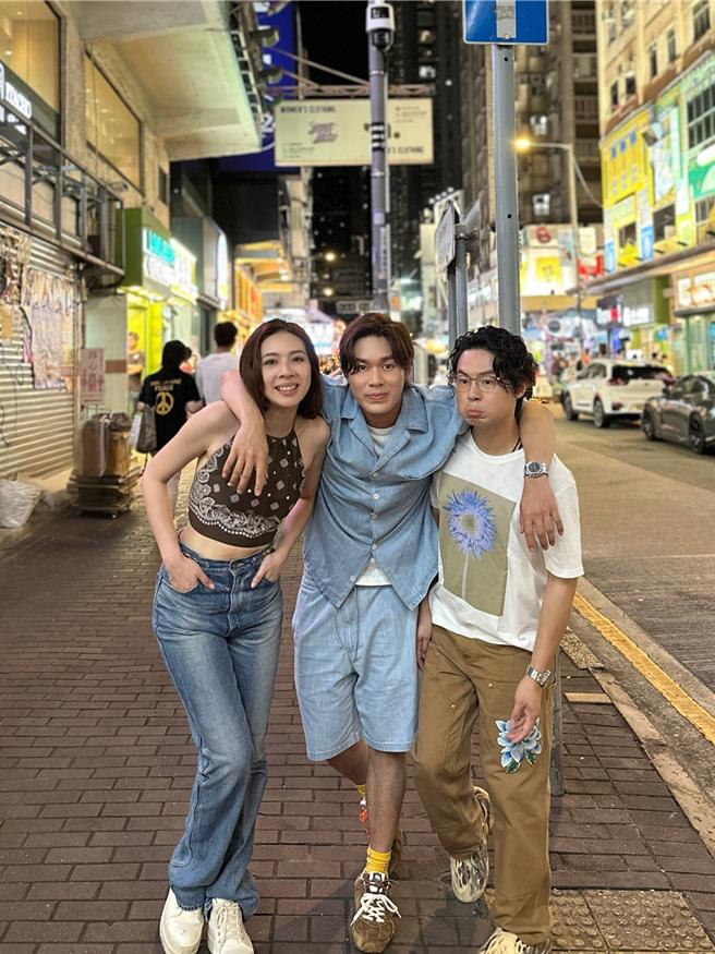 告五人摆出同一姿势和表情，6年后到同一地点神还原合照。（相信音乐提供）