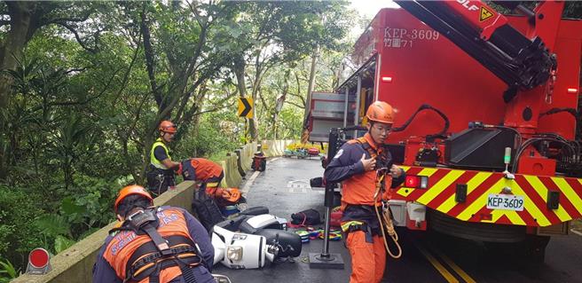陳女右大腿5公分撕裂傷 ，送淡水馬偕。（新北市消防局提供）