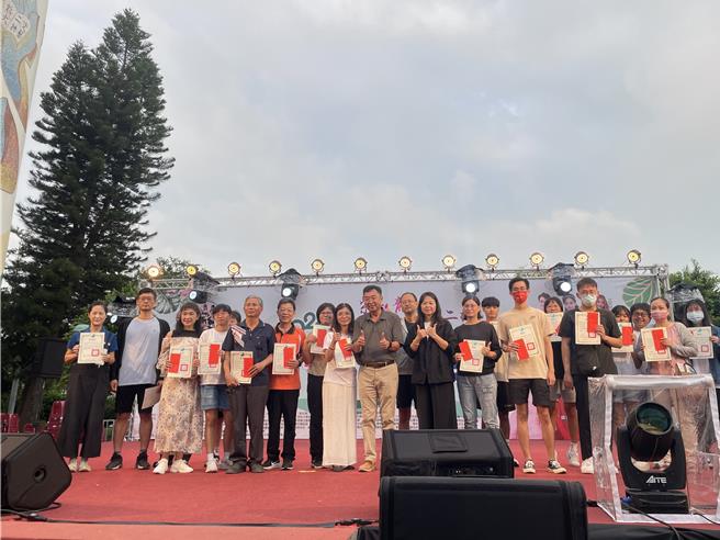 硅品精密二林厂今年第二次颁发奖助学金，本月5日在二林文化季艺术活动颁发，共有30名学生受惠。（硅品精密提供／叶静美彰化传真）