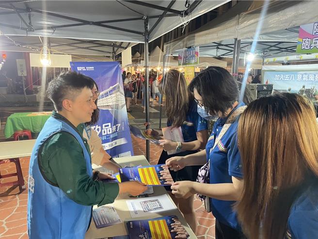 硅品精密在二林文化季艺术活动颁发奖助学金，也特别设立人才招募摊位，广邀在地人才。（硅品精密提供／叶静美彰化传真）