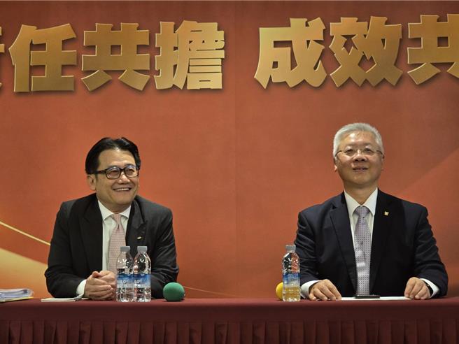 新光金总经理陈恩光（左）、台新金总经理林维俊（右）。（黄琮渊摄）