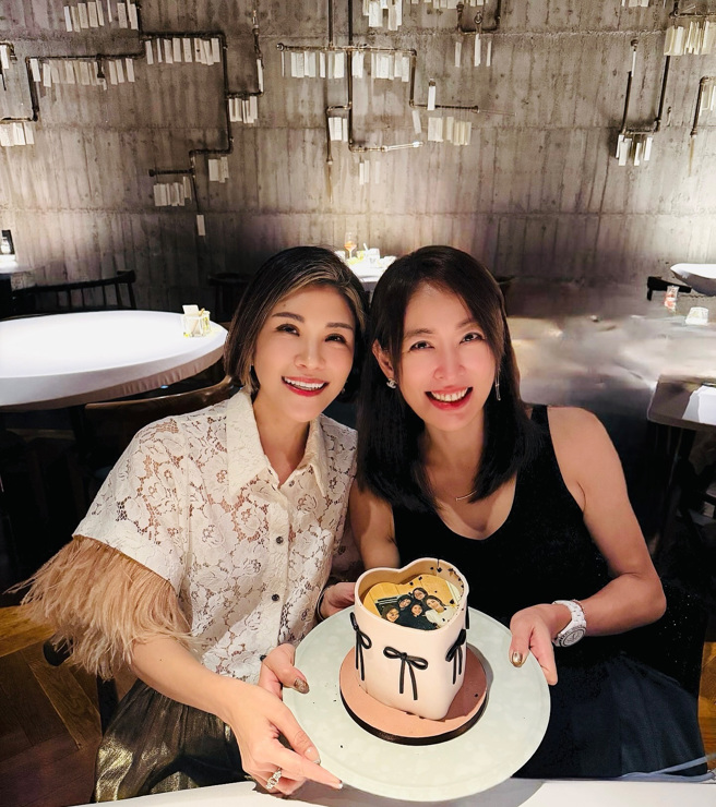 蒋雅淇及贾永婕捧着心型蛋糕，对着镜头露出灿笑。（图／vivian.yachi.chiang  Instagram）