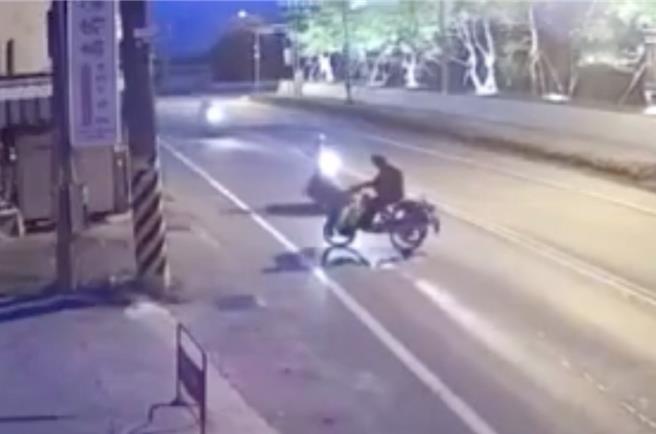 5日清晨6时29分，埔里镇流浪一哥骑着满载杂物的自行车行经南环路。（杨姓民眾提供／杨静茹南投传真）