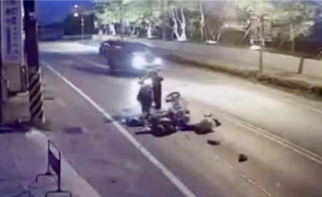 机车骑士行经埔里镇南环路，未减速下状态下，直接撞上在外侧车道的流浪一哥，事后未报警肇事逃逸。（杨姓民眾提供／杨静茹南投传真）