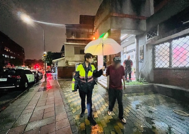 六张犁捷运站通报警方，指称一名老翁在捷运站票闸口，但一直无法通过而卡在入口处。（图 / 大安分局提供）